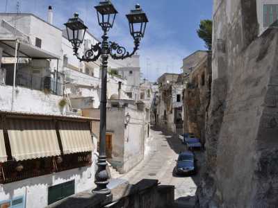 Usciamo ora dalla cripta e raggiungiamo l'incrocio con via Zuccaretti per proseguire sull'affascinante via Muro, la strada che nel suo nome rievoca l'antica cinta che proteggeva il centro storico